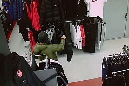 Замерзающий пензенец решился на кражу куртки от известного бренда Замерзающий пензенец решился на кражу куртки от известного бренда