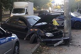 В Пензе легковушка врезалась в столб