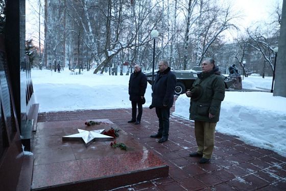 В Пензе возложили цветы к мемориалу «Разорванная звезда» 