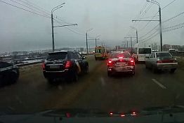 В Пензе такси пристроилось на встречке за «скорой»