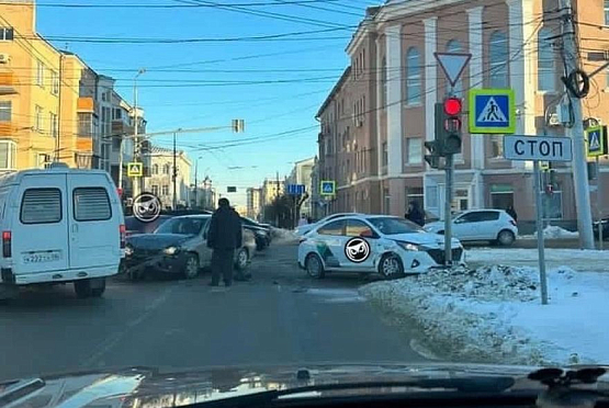 В Пензе на Максима Горького такси врезалось в светофор