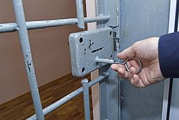 В Башмаково грабитель прижал жертву к земле и пролез по карманам