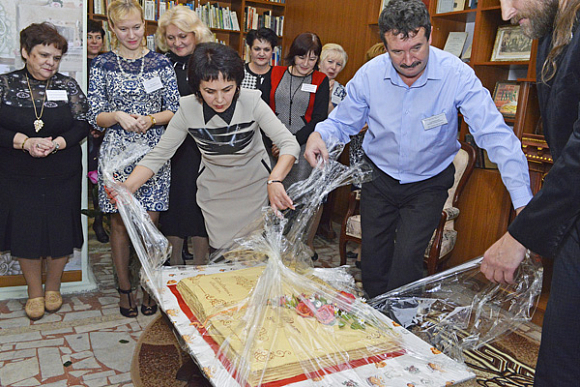 В библиотеке им. Белинского на 120-летие испекли огромный «книжный торт»