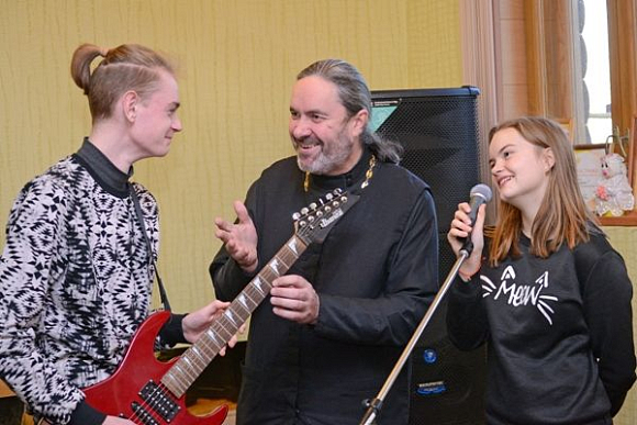 В Кузнецке группа настоятеля церкви поет хиты «Арии» и «Сектора газа»
