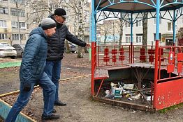 Мэр Пензы показал подчиненным кучи песка, мешки с листьями и переполненные урны Мэр Пензы показал подчиненным кучи песка, мешки с листьями и переполненные урны