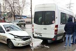 В Пензе на Калинина столкнулись «Лада» и микроавтобус