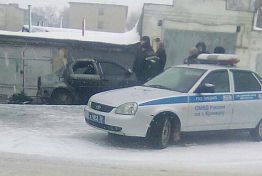 В Кузнецке сгорела иномарка с водителем внутри