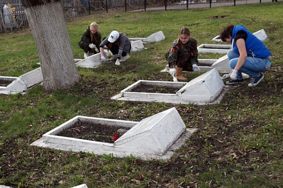В Пензе активисты благоустроили солдатские захоронения на Митрофановском кладбище