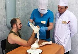 В Пензе врачи 12 часов пришивали парню отрезанную кисть В Пензе врачи 12 часов пришивали парню отрезанную кисть