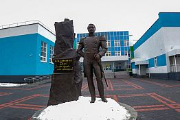 И. Белозерцев пригласил В. Володина на открытие школы в Спутнике И. Белозерцев пригласил В. Володина на открытие школы в Спутнике