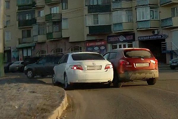 В Пензе у «Глобуса» Qashqai «забодал» Camry. Видео