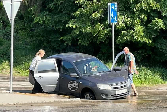 В Пензе легковой автомобиль угодил в дорожный провал