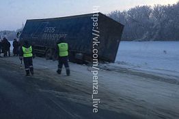Под Пензой с трассы на заснеженную обочину вылетела фура