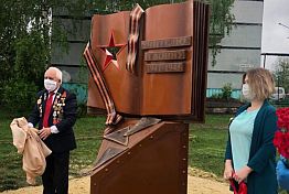 В Каменке накануне 9 Мая открыли памятник «Учителю и воину»