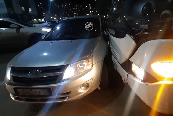 Легковушка получила серьезные повреждения||Фото vk.com/sova_penza В Спутнике легковой автомобиль столкнулся с автобусом