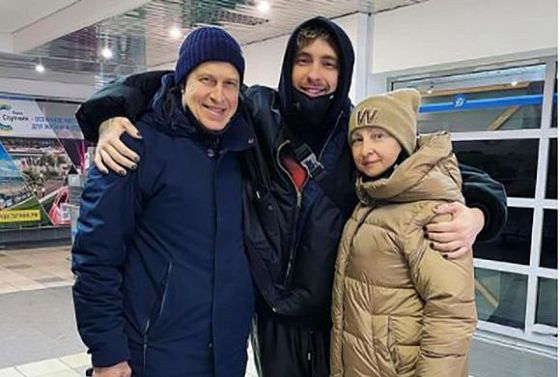 Егор Крид опубликовал фото с семьей из пензенского аэропорта