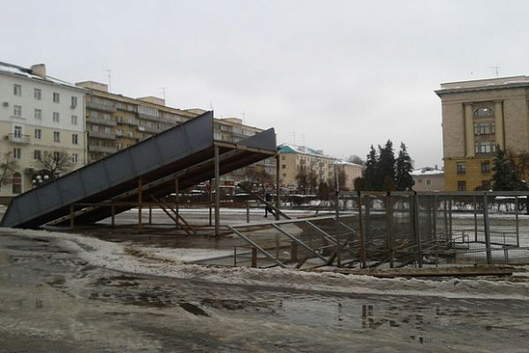 В Пензе на пл. Ленина начали монтаж зимнего городка