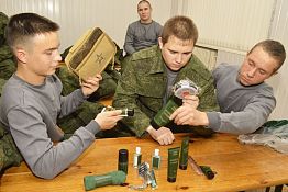 Пензенские призывники ознакомились с содержимым «военной косметички» Пензенские призывники ознакомились с содержимым «военной косметички»