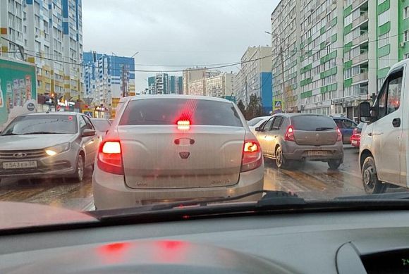 Полчаса в пробке: жители Спутника сообщают о большом заторе на дороге