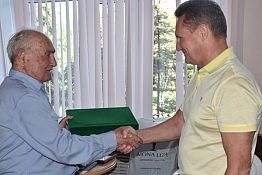 В Пензе В. Кувайцев поздравил В. Керханаджева с 92-летием В Пензе В. Кувайцев поздравил В. Керханаджева с 92-летием