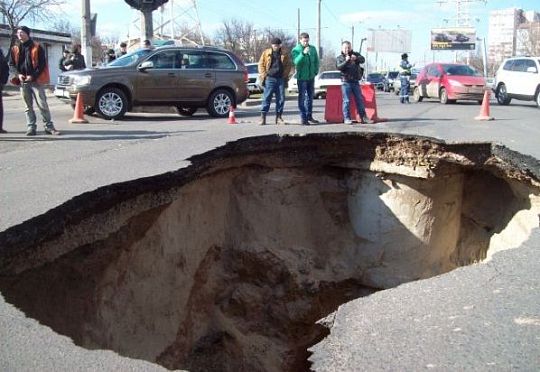 Два автомобиля в Самаре провалились в дыру в асфальте