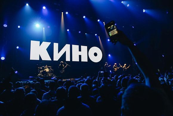 Цой на экране и в песнях: как прошел концерт группы «Кино» в Пензе