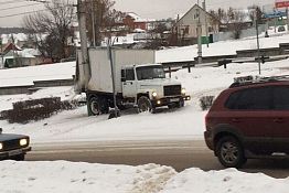 В Пензе на ул. Карпинского грузовик врезался в столб