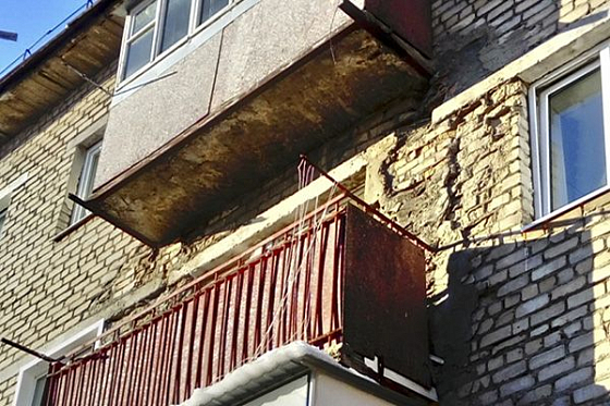 Разрушающуюся стену дома на ул. Медицинской отремонтируют весной