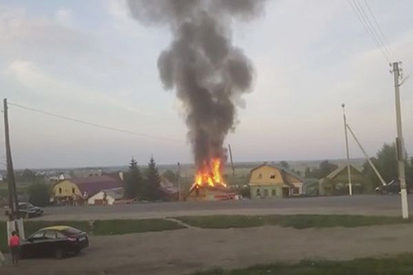 Очевидцы выложили видео пожара в Бессоновке