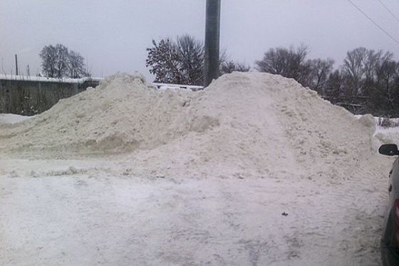 В Пензе грязный снег сваливали на берег Старой Суры