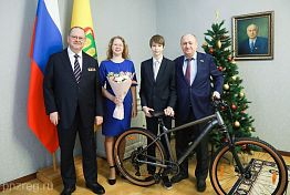 Сенатор Николай Кондратюк подарил пензенскому школьнику велосипед
