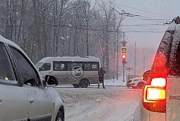 В Пензе снегопад спровоцировал аварии и дорожные пробки В Пензе снегопад спровоцировал аварии и дорожные пробки