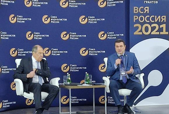 На форуме в Сочи с журналистами встретился Сергей Лавров