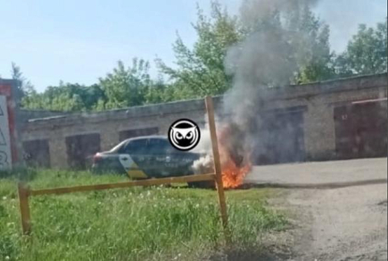 В Пензе на Проспекте Строителей загорелся автомобиль такси