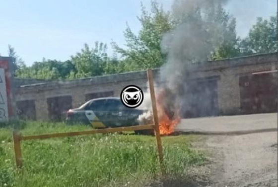 В Пензе на Проспекте Строителей загорелся автомобиль такси