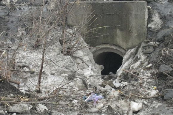 Водосточные трубы на дороге «Пенза — Лунино» забиты снегом и мусором