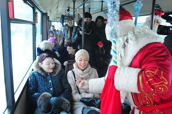 В Пензе пассажиров автобуса с Новым годом поздравляли Дед Мороз и Снегурочка