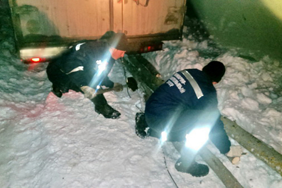 Пензенские спасатели откопали в снегу «Газель» с саратовцами