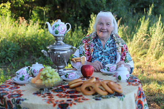 «Купчихи за чаем»: жители пензенского села Кучки косплеят картину Бориса Кустодиева