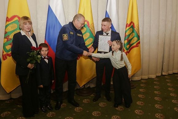 Олег Мельниченко вручил жилищные сертификаты сельским специалистам