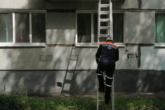 Пензенские спасатели помогли родственникам попасть в квартиру к больной 