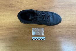 В Пензе осужденный пытался спрятать наркотик в ботинке