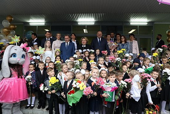 Валентина Матвиенко и Олег Мельниченко посетили линейку в пензенском лицее №14