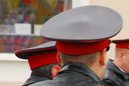 Житель Каменки в Краснодарском крае растоптал фуражку полицейского