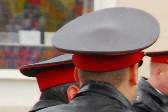 Житель Каменки в Краснодарском крае растоптал фуражку полицейского