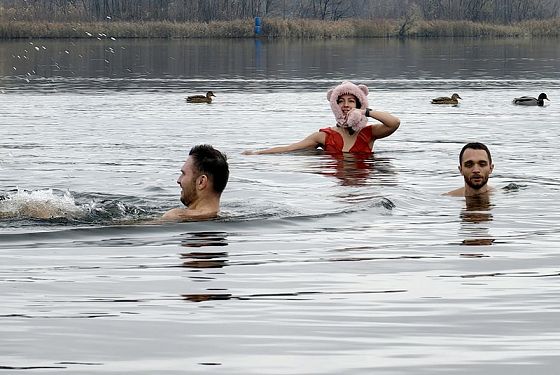 Купальный сезон круглый год: «Моржи» в Спутнике плавают вместе с утками