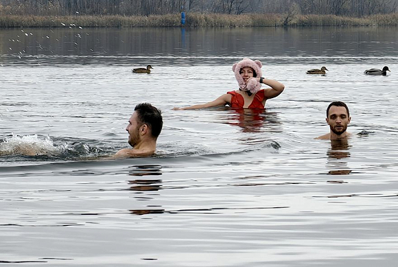 Купальный сезон круглый год: «Моржи» в Спутнике плавают вместе с утками