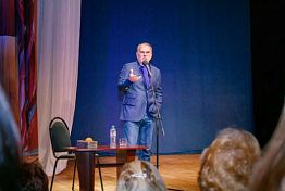 Алексей Гуськов в течение часа читал зареченцам «Евгения Онегина» Алексей Гуськов в течение часа читал зареченцам «Евгения Онегина»