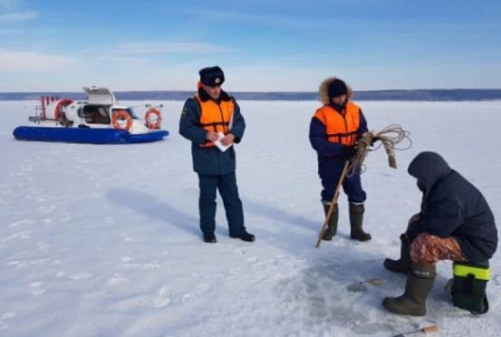 МЧС предупреждает пензенских рыбаков о рыхлом льде