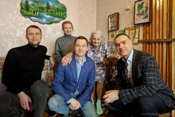 В Пензе труженицу тыла поздравили с 96-летием
